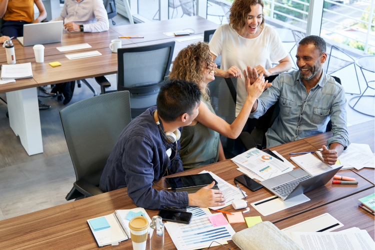 De zakelijke kant van gezelligheid: waarom informele momenten leiden tot betere resultaten